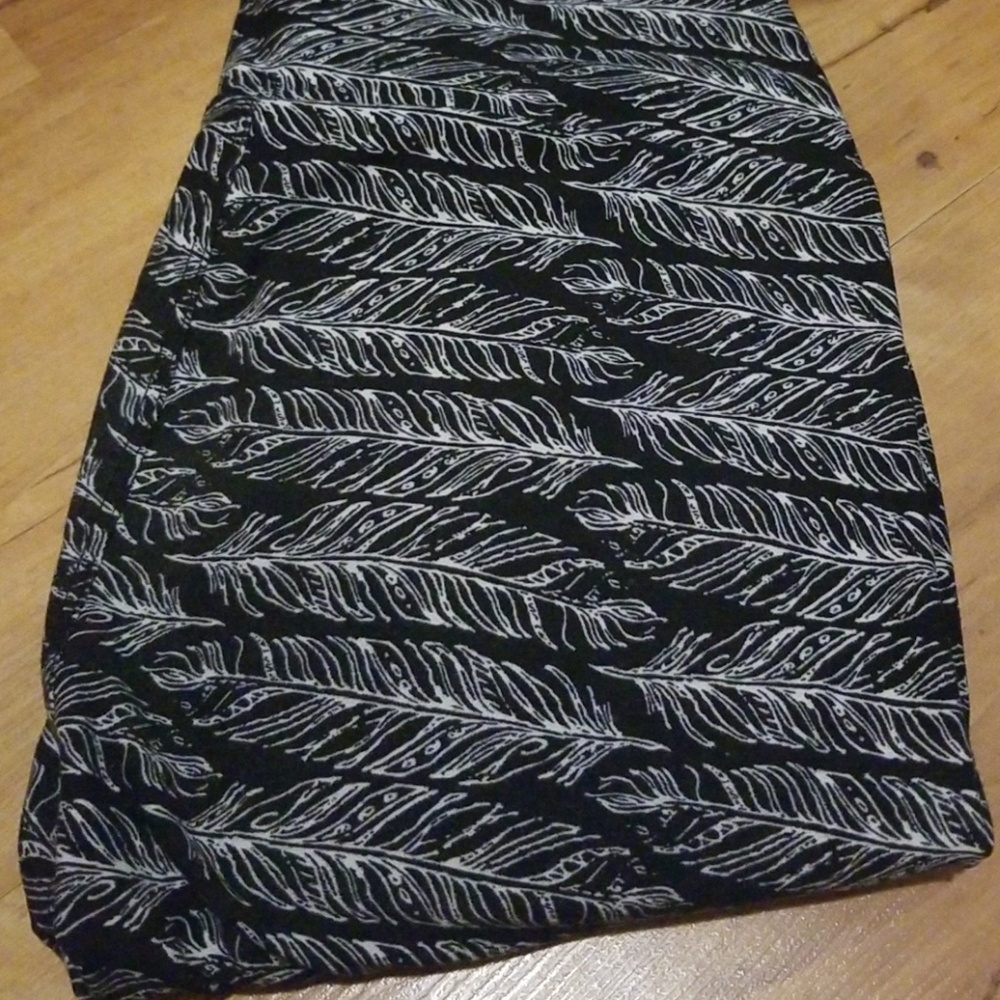 Lularoe black and white feathers one size